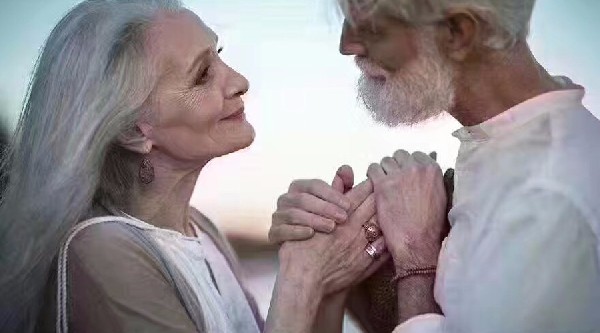 我們的故事從一枚鉆戒開始