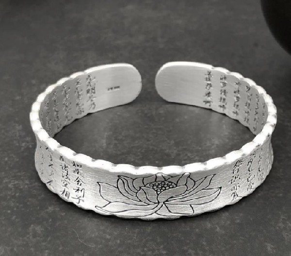 戴銀首飾有什么好處?戴什么首飾對身體好