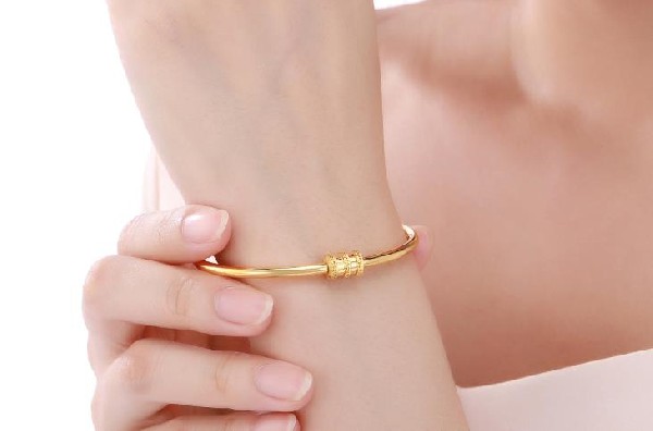 金手鐲戴左右手的寓意有哪些?這篇文章解決你的佩戴煩惱