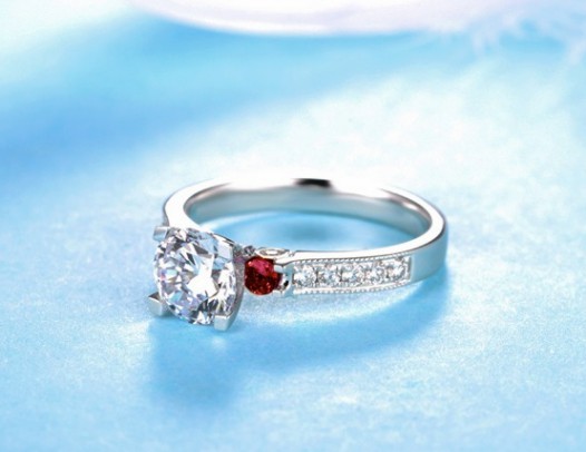 四爪鉆石戒指的介紹?如何選擇適合自己的款式?