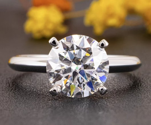 10克拉鉆戒多大？了解巨型鉆石戒指的尺寸