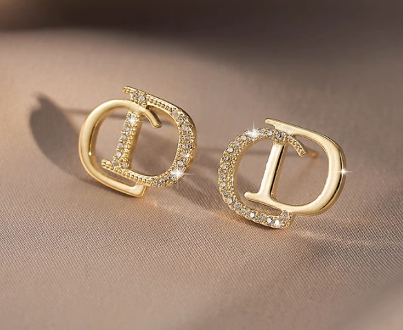 18k金耳釘多少錢一對？款式、品牌不同價格揭秘